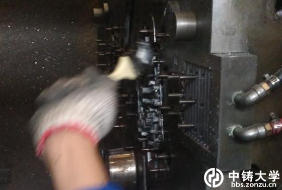 用刷子涂顶针油